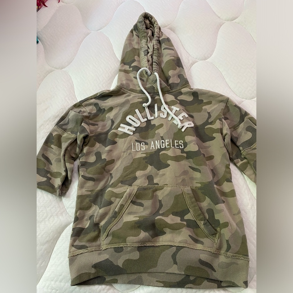 Hollister Hoodie, size xs but fits like small, camo coloring